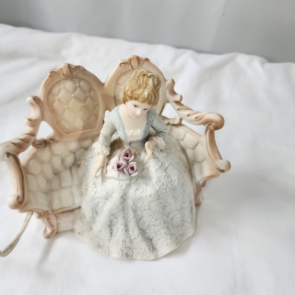 Bordeaux Lady in Waiting Porcelain [Night Light *] Excellent Condition. - Picture 3 of 13